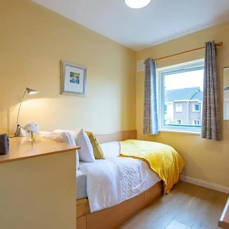 122 - Large Duplex With Parking By Shortstays
