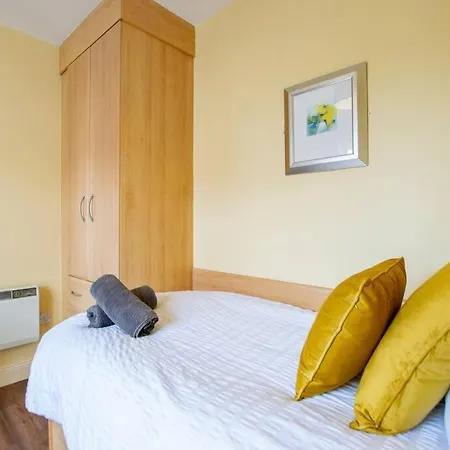 122 - Large Duplex With Parking By Shortstays Holiday home