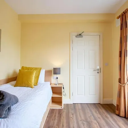 122 - Large Duplex With Parking By Shortstays